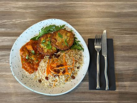 Tchabli Kabab - Galette de blanc de poulet accompagnée de riz basmati et légumes