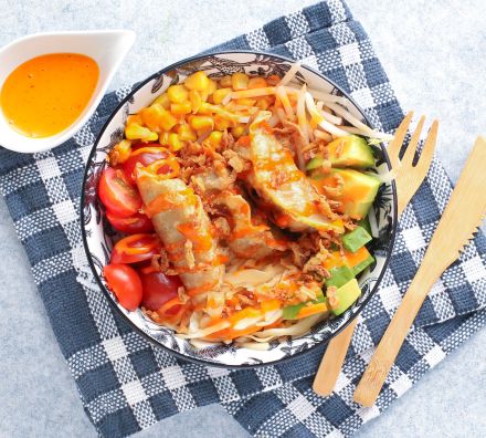 Pokebowl aux légumes croquants, gyozas au poulet et spicy sauce