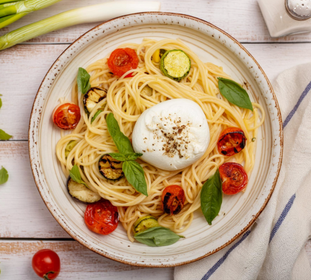 Spaghetti, crème de légumes d'été et burrata